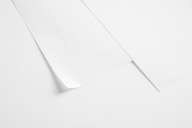 Foto hooghoekweergave van papier op witte vloer