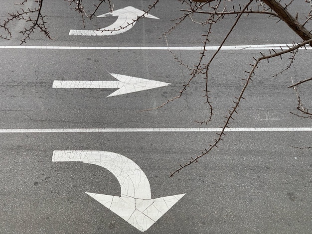 Foto hooghoekweergave van pijlsymbolen op de weg