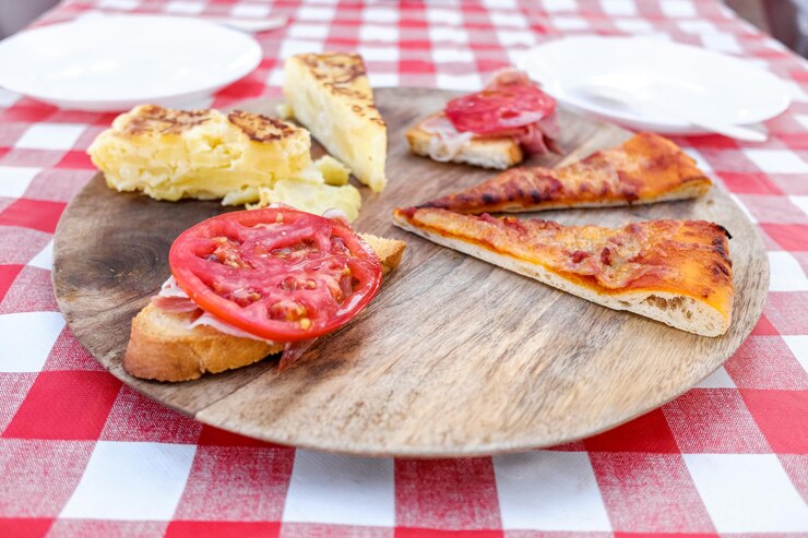 Foto hooghoekweergave van pizza op de snijplank