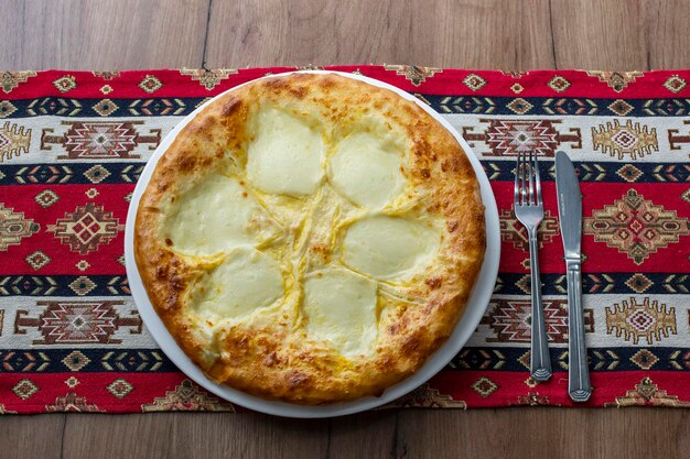 Foto hooghoekweergave van pizza op tafel