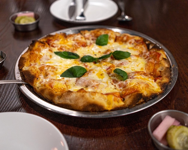 Foto hooghoekweergave van pizza op tafel