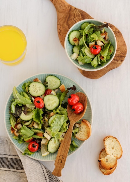 Hooghoekweergave van salade die op tafel wordt geserveerd