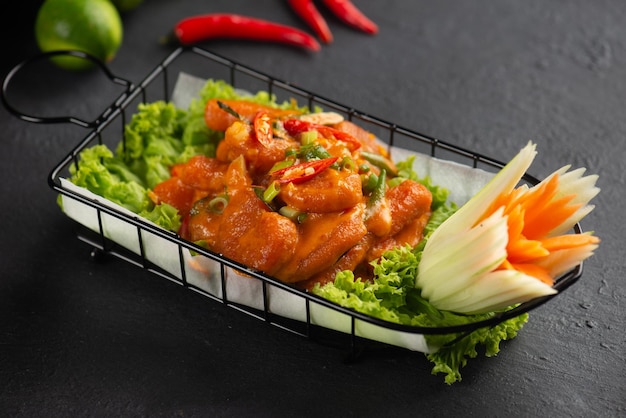 Hooghoekweergave van salade op een bord op tafel