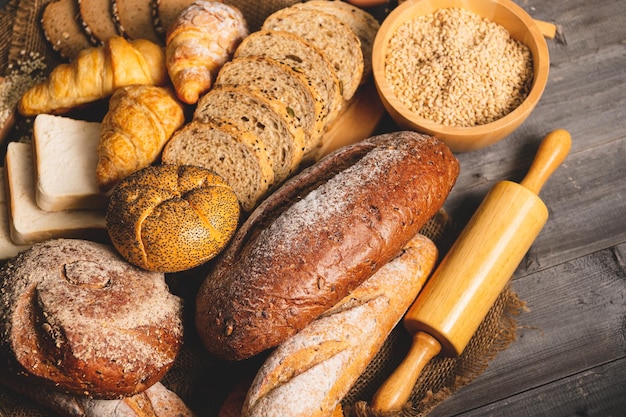 Hooghoekweergave van specerijen op tafel