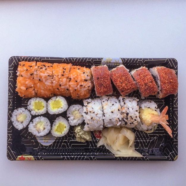 Hooghoekweergave van sushi op een dienblad