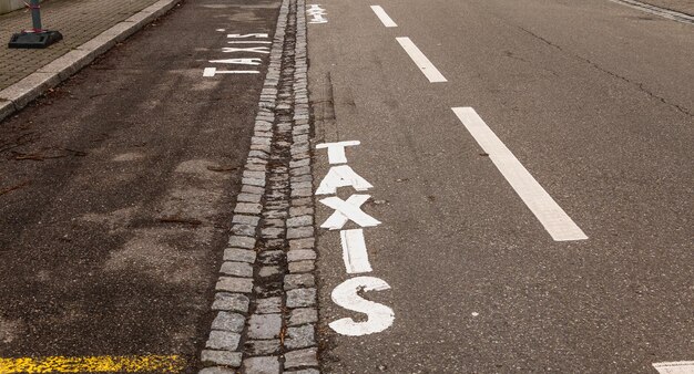 Foto hooghoekweergave van taxi's tekst op de weg
