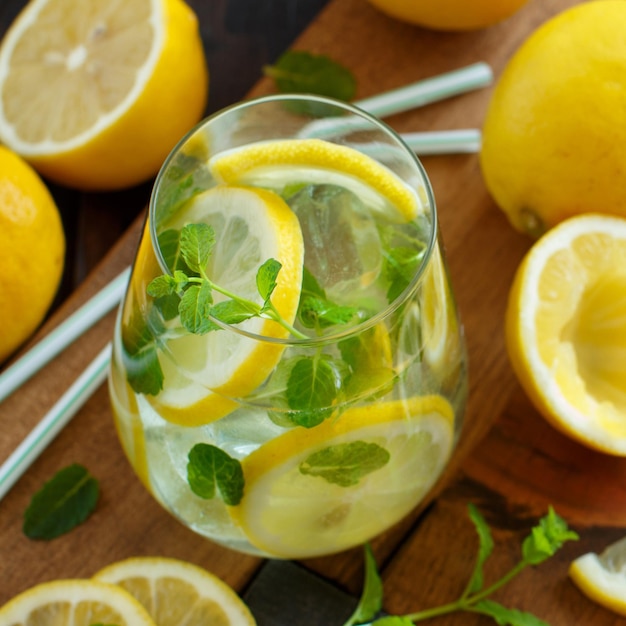 Foto hooghoekweergave van vruchten in glas op tafel