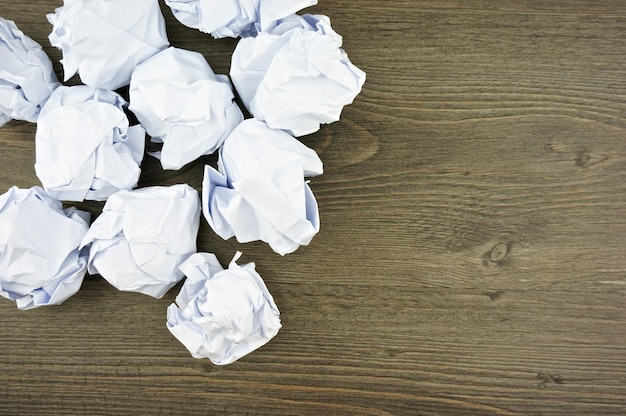 Hooghoekweergave van wit papier op een houten tafel