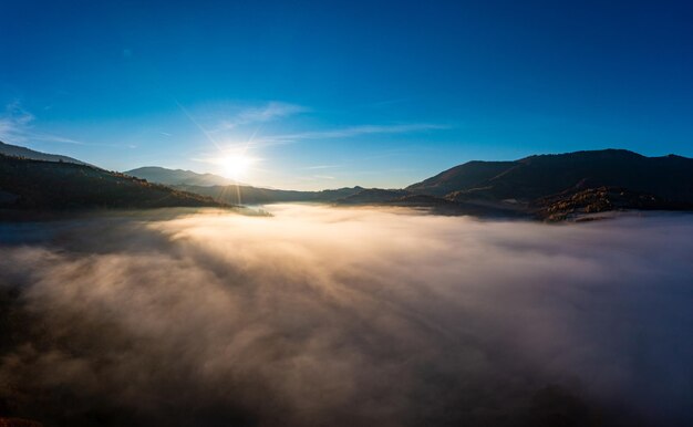 Hoogland bedekt met groenblijvend bos en mist in canyon