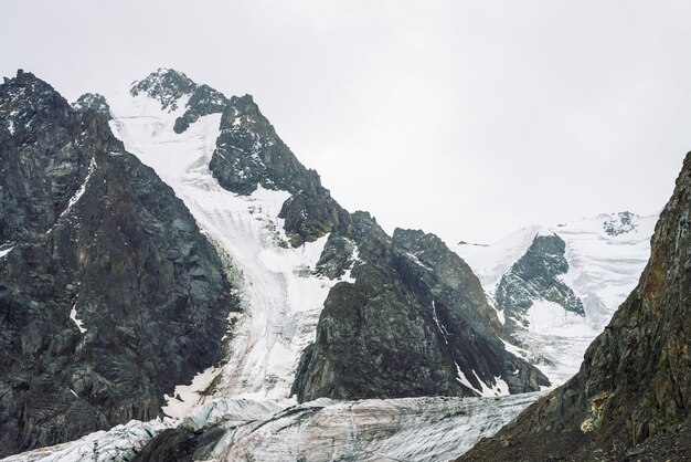 Hooglandlandschap met gletsjer op bergtop