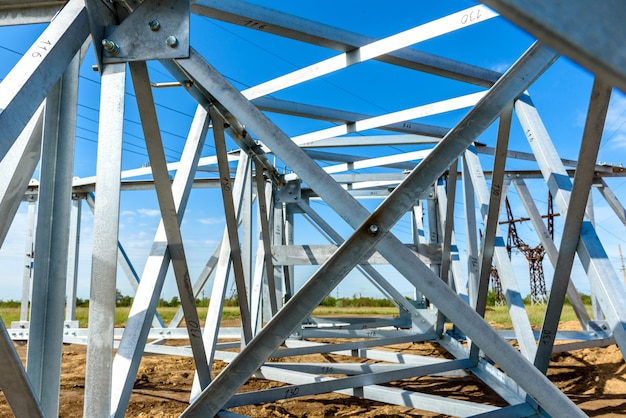 Hoogspannings elektrische pijler van onderen. Een hoogspannings-elektriciteitstoren. Een hoogspannings-transmissietoren