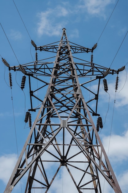 Hoogspannings elektrische toren verticale achtergrond