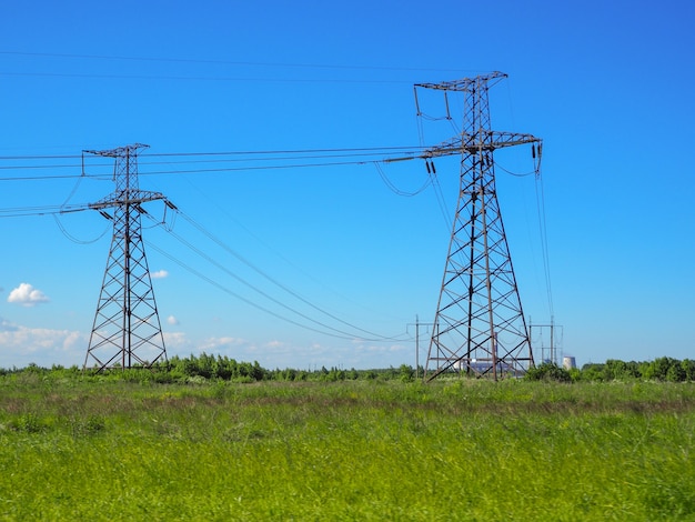 Hoogspanningsdraden. Landschap met transmissielijnen.