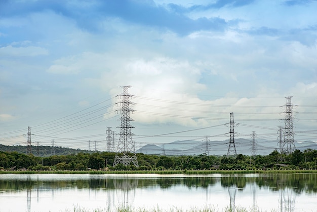 Hoogspanningskabel Van de energiecentrale 's middags langs het platteland