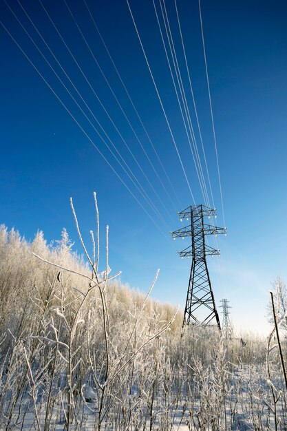 Hoogspanningsleidingen in de winter.