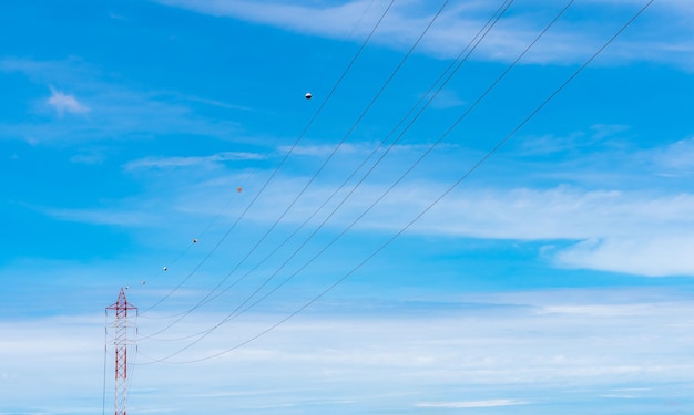 Hoogspanningsleidingen tegen blauwe lucht Hoogspanningstoren voor elektrische transmissie