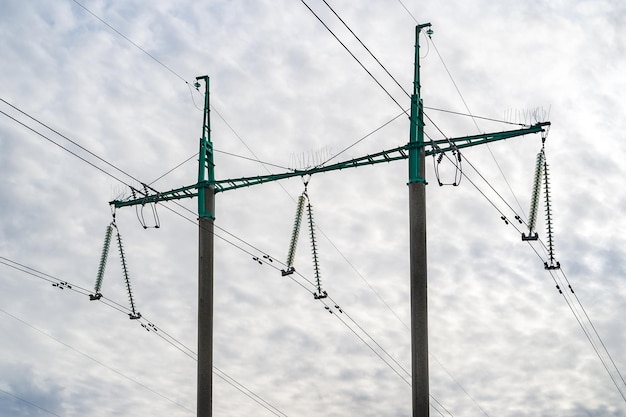 Foto hoogspanningslijn detail van de ondersteuning van hoogspanningslijnen bij bewolkt weer