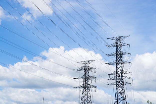 Hoogspanningslijn en pylon op blauwe lucht