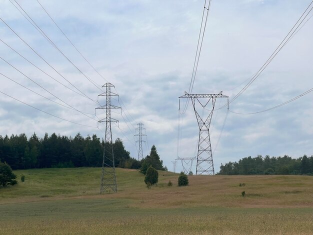 Hoogspanningslijn Industriële achtergrond Hoogspanningsmasten van een bovenleiding