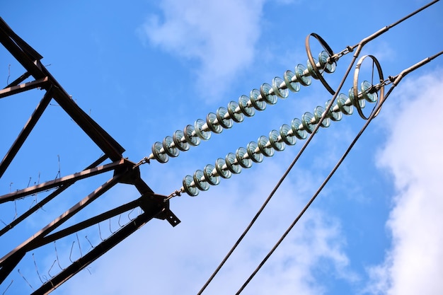 Foto hoogspanningslijn met isolatieverdeler van stroomdraden voor veilige levering van elektrische energie via staalkabel op lange afstand