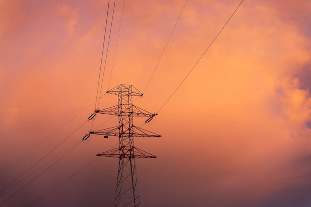 Hoogspanningslijn op de achtergrond van de avondrood