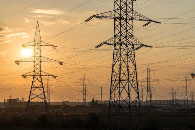 Hoogspanningslijnen hoogspanning op prachtige zonsondergang.