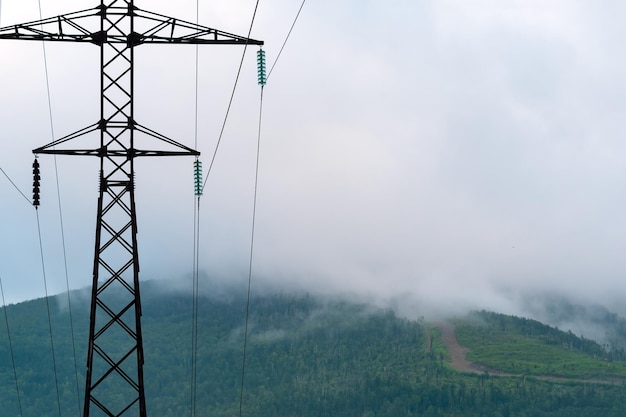 Hoogspanningsmast in bergachtig gebied