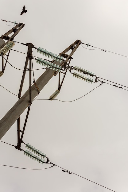 Hoogspanningsmast met elektrische isolatoren van glas op draden