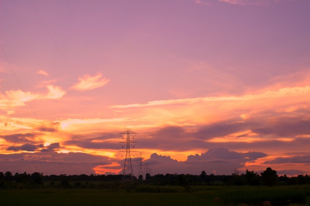 Hoogspanningsmast met zonsondergang