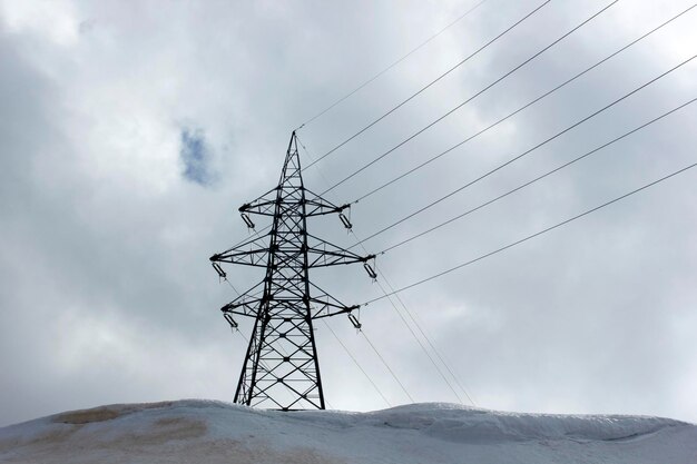 Hoogspanningsmast onder sneeuwlandschap