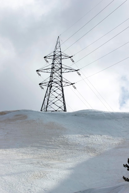 Hoogspanningsmast onder sneeuwlandschap