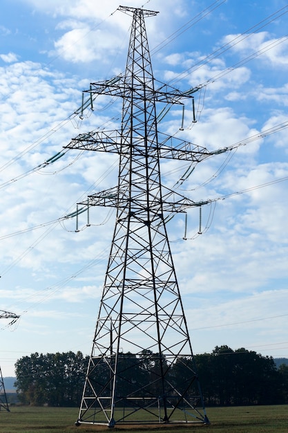 Hoogspanningspalen gefotografeerd close-up hoogspanningspalen op het platteland