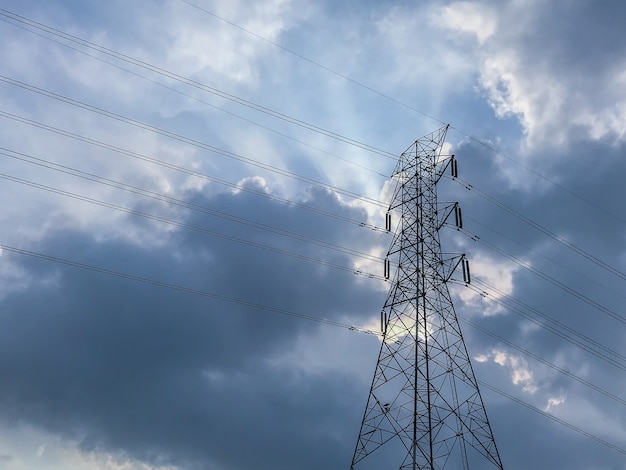 Hoogspanningspost.High-voltage toren hemelachtergrond. Elektriciteit is de belangrijkste energie