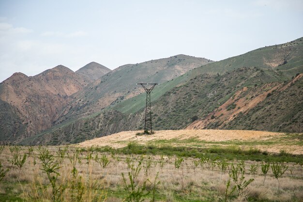 Hoogspanningsstation op het oppervlak van een roodachtige berg