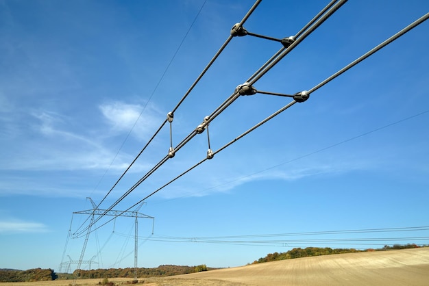 Hoogspanningstoren met elektrische hoogspanningslijnen gedeeld door veilige afschermingsbus die veilig elektrische energie overbrengt via kabeldraden Elektriciteitstransmissie op langeafstandsconcept