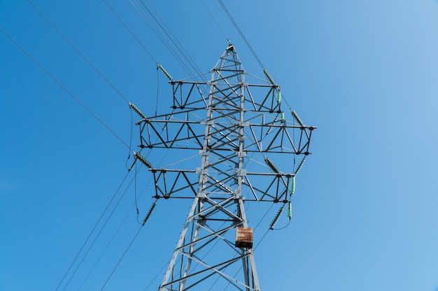 Hoogspanningstoren tegen de blauwe lucht