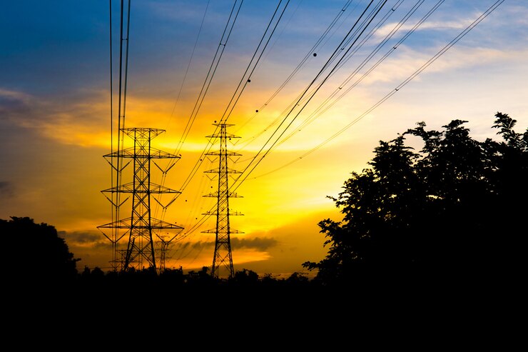 Hoogspanningstorens bij zonsondergang