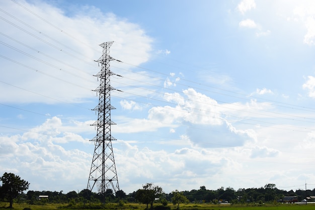 Hoogspanningstorens met stortbuien