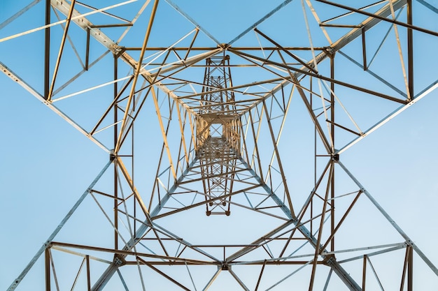 Hoogspanningstransmissiemast tegen een blauwe lucht opwaarts zicht op de structuur backgroundxA