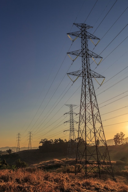 Hoogspanningstransmissietoren bij zonsondergang