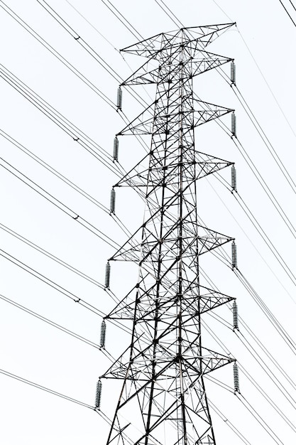 Hoogspanningstransmissietoren met wolken elektriciteit post kleur tool voor zwart-wit toon