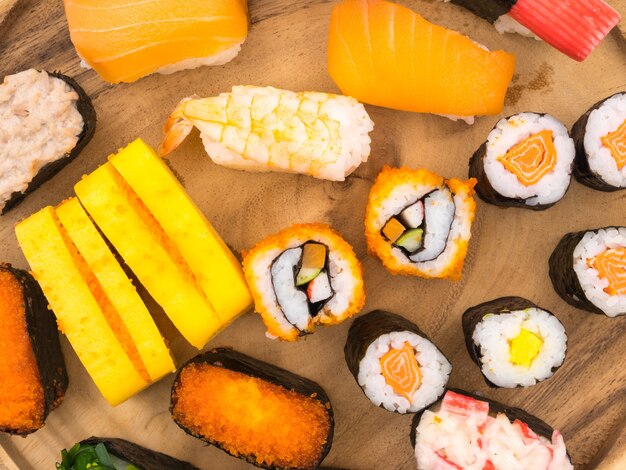 Hoogste die mening van Sushi op houten plaat, Japans voedsel worden geplaatst.