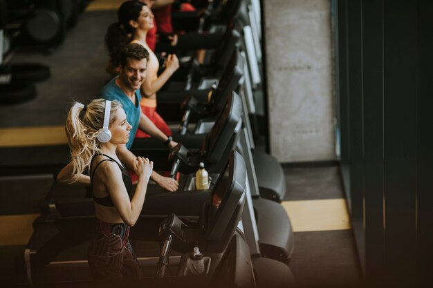 Hoogste mening bij jonge mensen die op tredmolens in moderne gymnastiek lopen