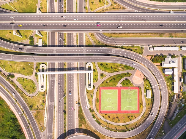 Hoogste mening over de weg en de weg, Luchtschot van weguitwisseling van een stad