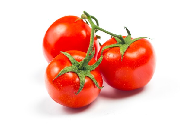 Hoogste mening van bos van verse die tomaten op witte achtergrond worden geïsoleerd