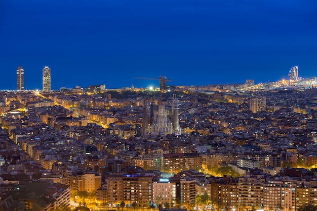 Hoogste mening van de stadshorizon van Barcelona tijdens avond in Barcelona, Catalonië, Spanje.