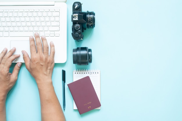 Hoogste mening van de werkruimtebureau van blogger met laptop