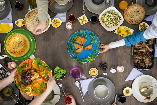 Hoogste mening van familie en vrienden die voedsel op lijst eten