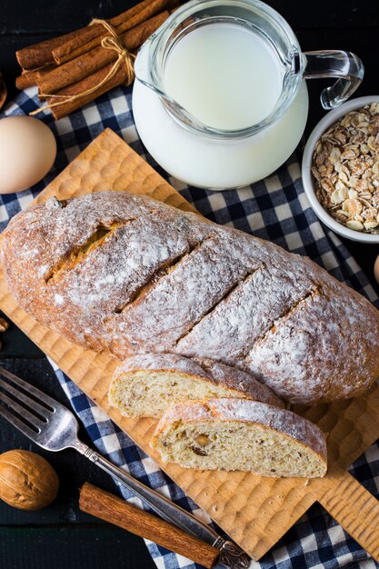 Hoogste mening van gesneden wholegrain brood op een houten scherpe raad.