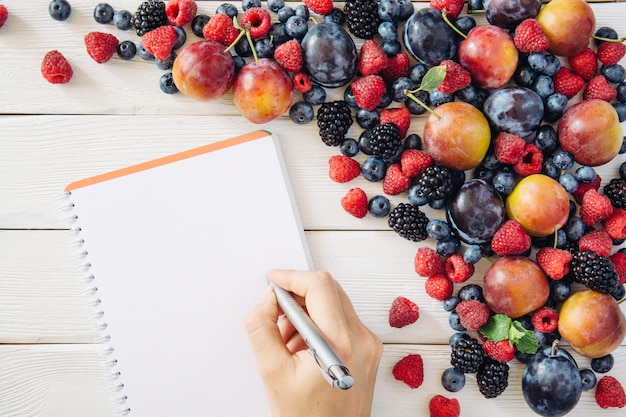 Hoogste mening van gezond gemengd fruit en wenslijstingrediënten op witte achtergrond